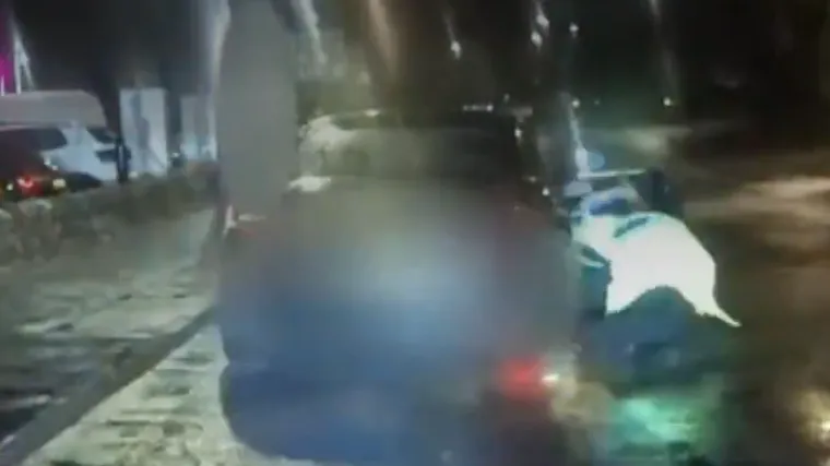 Žena po cesti vukla dvoje policajaca, pogledajte suludu snimku: 'Ovo je bilo užasno'